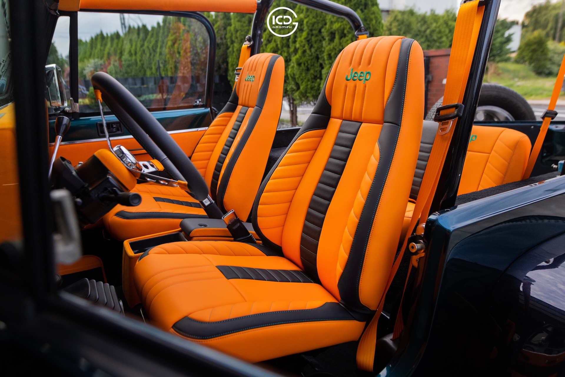 Customowe fotele jeep wrangler, skóra nappa w kolorze Orange lambo w połączeniu z czarnymi stawkami z gładkiej skóry z kontrastowymi przeszyciami, wykonana w pracowni projektowej mistrza rzemiosła icdgromek.pl. Wnętrze tworzy luksusowy vieb i można zaliczyć go do kategorii luxury car. Model Safari poszukiwany w całej europie w kategorii jeep upholstery seats oraz custom upholstery seats jeep.